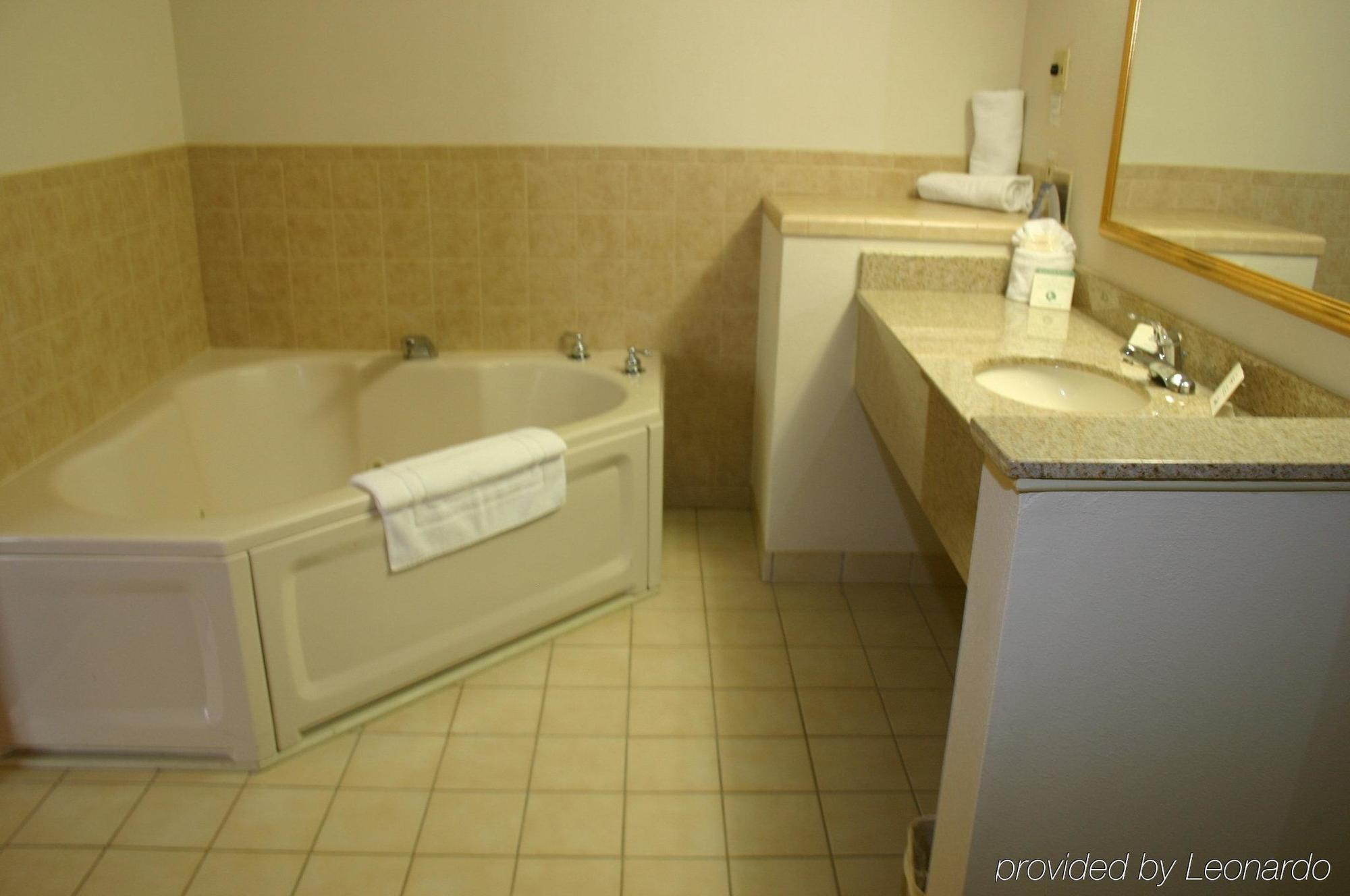 Holiday Inn Express Hotel & Suites Vinita By Ihg Room photo